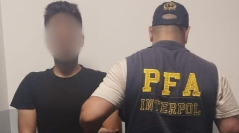 El detenido por abuso sexual luego de ser extraditado a la Argentina. 