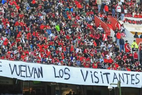 Vuelve el público visitante al fútbol argentino tras más de una década. Vuelve el público visitante al fútbol argentino tras más de una década.