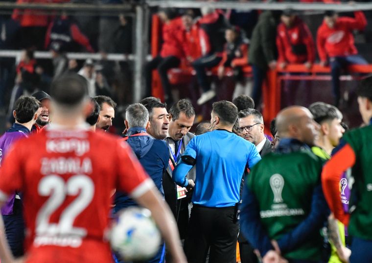 La brutal pelea entre hinchas dejó afuera a Independiente y la U. de Chile pasó directo a cuartos de final. La brutal pelea entre hinchas dejó afuera a Independiente y la U. de Chile pasó directo a cuartos de final.