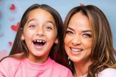 Adamari López compartió algunas imágenes de la sesión de fotos previa a la primera comunión de su hija Alaïa.