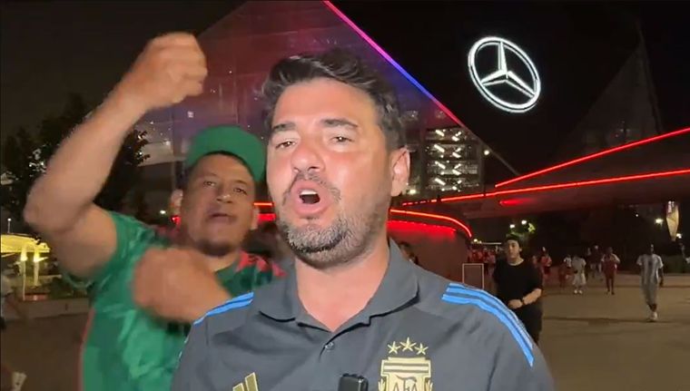 Tato Aguilera y el hincha mexicano de fondo. Foto: Captura