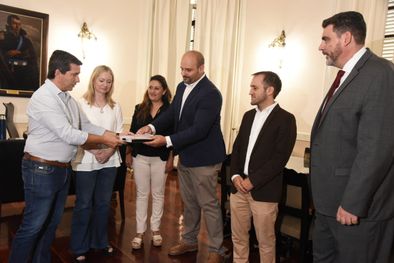 MDZol | El subsecretario de Energía y Minería, Manuel Sánchez Bandini, entregó el proyecto de nuevo Código Procesal Minero a las autoridades de la Legislatura Foto: Prensa Gobierno de Mendoza