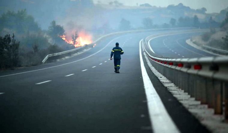 Grecia tiene varios focos de incendio. Foto EFE Grecia tiene varios focos de incendio. Foto EFE