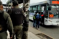Gendarmería recorrió paradas de colectivo en el Conurbano bonaerense.