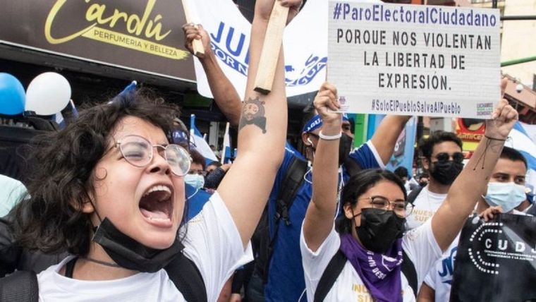 Cientos de nicaragüenses protestaron en Costa Rica en contra de la celebración de las elecciones. Foto: GETTY IMAGES