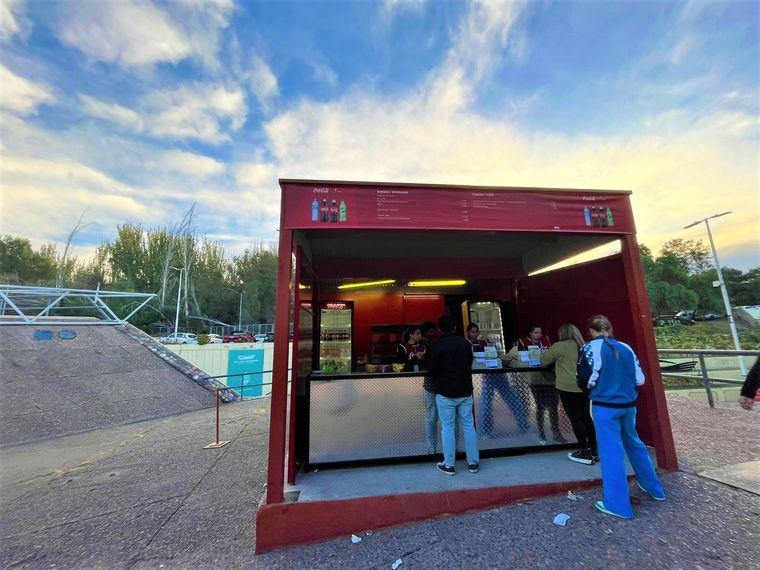 Hay varios puestos de comida distribuidos en el Malvinas Argentinas.