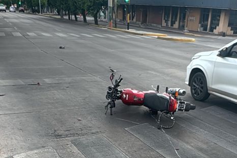 accidente en guaymallen: un motociclista termino con la pierna fracturada accidente en guaymallen: un motociclista termino con la pierna fracturada