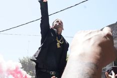 L-Gante arrojando billetes desde su auto Foto: X