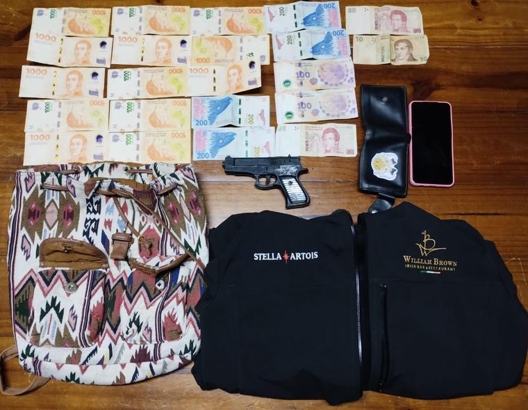 Arma incautada y botín recuperado del robo en el Parque Foto: Ministerio de Seguridad de Mendoza