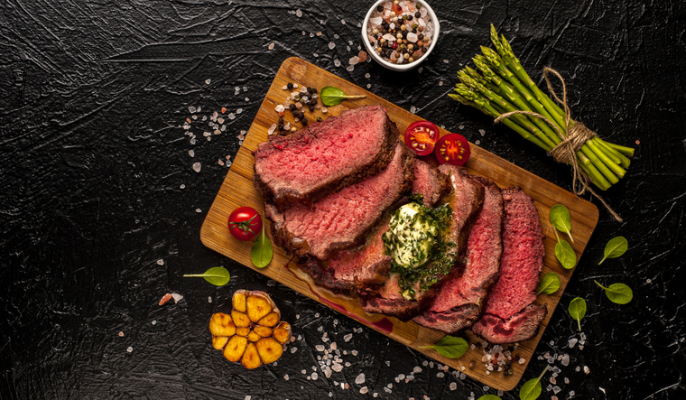 Sorprende a tus invitados: carne asada con toque de espárragos Foto: Shutterstock