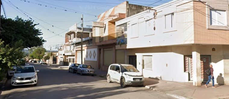 El auto estaba mal estacionado en la intersección de la avenida Almirante Brown y la calle Viltipico.  Foto: Google Maps