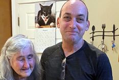 Robert DuBoise, junto a su madre, al salir de prisión. Foto: Loevy.