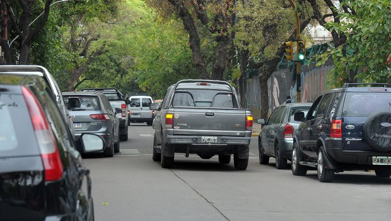 Cómo son los controles para reducir la doble fila en CABA.