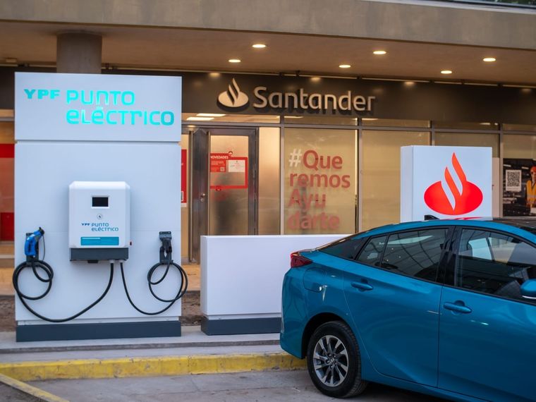 YPF punto eléctrico en un Banco Santander