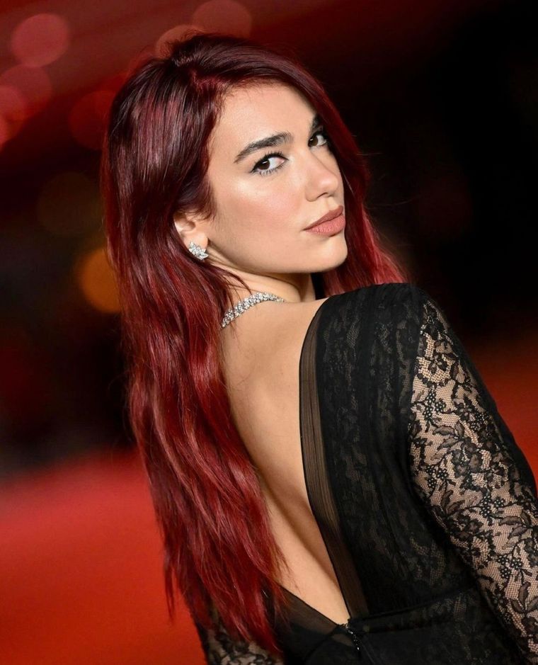 Dua Lipa deslumbró con un vestido con transparencias de Chanel Foto: IG Dua Lipa