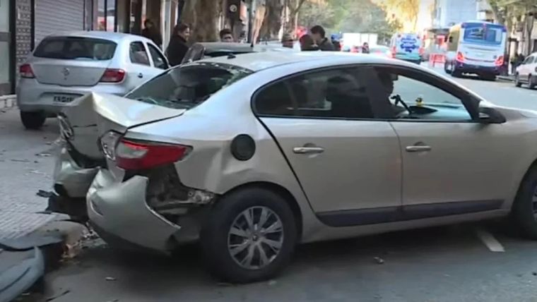 Conmoción en Almagro por un choque múltiple: un auto embistió a varios vehículos estacionados y terminó contra un árbol.