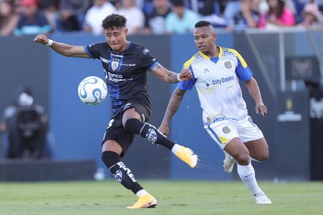 Daykol Romero, de Independiente del Valle, disputa un balón con Jáminton Campaz, de Rosario Central.&nbsp;