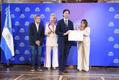 Roger Zaldivar recibiendo la mención del Senado.&nbsp;