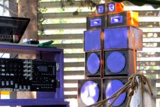 Lutería técnica y potencia en una experiencia musical que los amantes de géneros como el reggae y el ska, entre otros, disfrutan frente a esta torre de sonido.