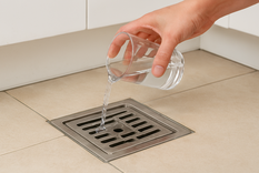 El vinagre blanco es un aliado casero para limpiar y desinfectar los desagües de la cocina. Foto: Copilot