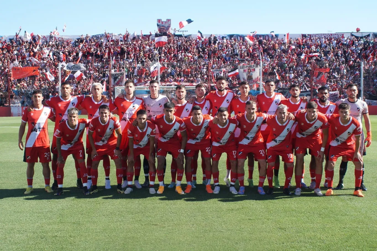 El plantel completo del Deportivo Maipú que disputó la final ante Riestra en 2023.&nbsp;