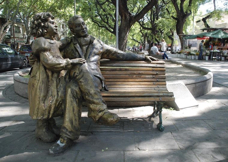 Peña cuyana en plaza Independencia para celebrar el Día del Padre Sanmartiniano