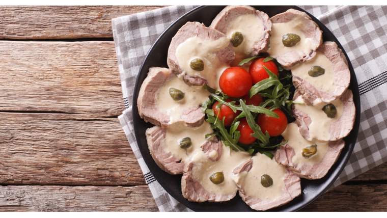 La receta original italiana no llevaba mayonesa, sino salsa de atún y aceite. La receta original italiana no llevaba mayonesa, sino salsa de atún y aceite.