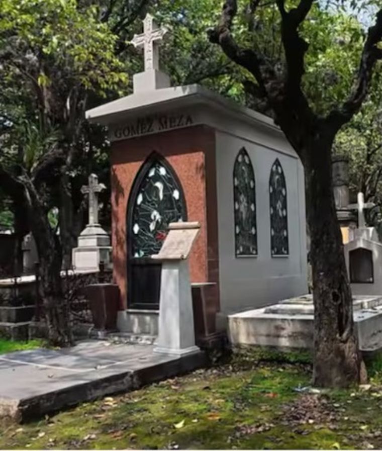 Aquí descansan los restos de Roberto Gómez Bolaños Aquí descansan los restos de Roberto Gómez Bolaños