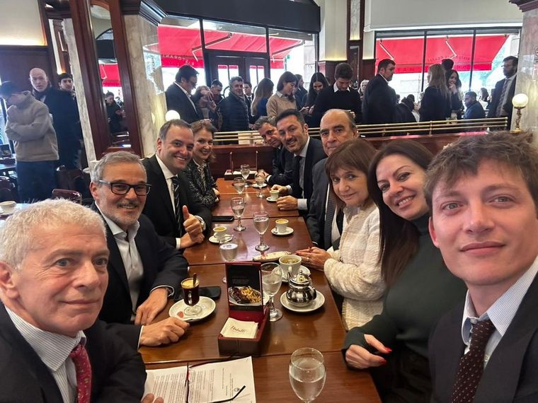 Distinto tiempos... Las sonrisas desaparecieron y los humores cambiaron. En ese mismo café, hoy, estuvieron los periodistas acreditados y echados de la Rosada&nbsp;