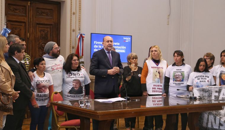 El gobernador Omar Perotti hoy durante la firma Foto: Santa Fe Provincia