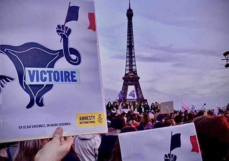 Los festejos en la Torre Eiffel tras la aprobación de la incorporación del aborto a la Constitución. Foto: Amnesty