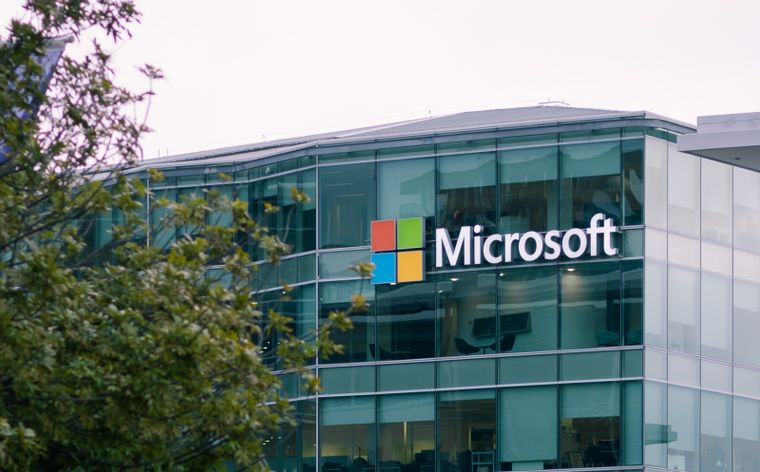 El informe de Microsoft identificó los empleos con menor riesgo de ser automatizados, destacando la importancia de las tareas físicas y la interacción humana frente al avance de la inteligencia artificial.