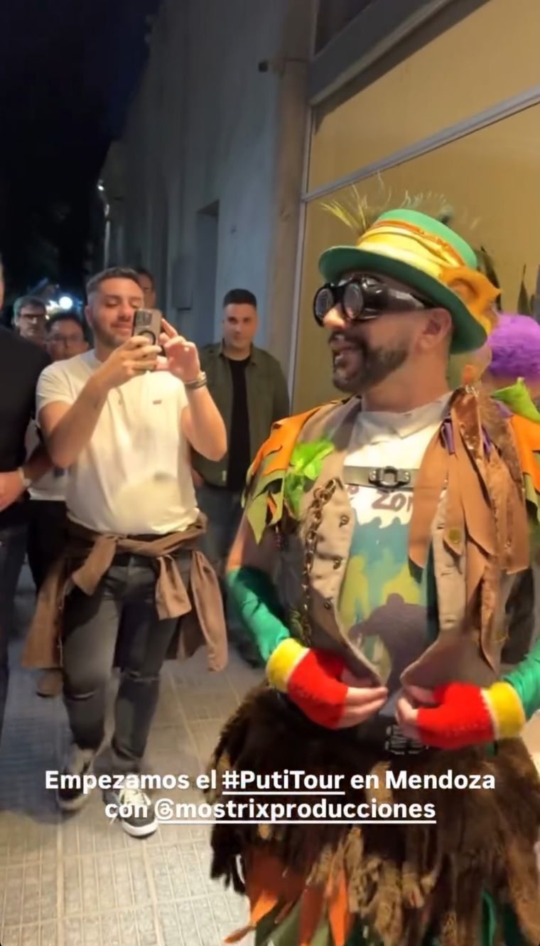 Parte del recorrido con un grupo de turistas gays de Amano por las calles mendocinas en el año 2025. Parte del recorrido con un grupo de turistas gays de Amano por las calles mendocinas en el año 2025.