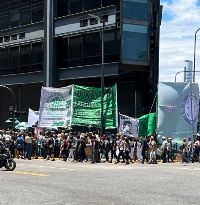 El Frente de gremios estatales realizará este lunes una jornada nacional de lucha en contra del Gobierno de Milei Foto: Crédito: @Trumperizar en X