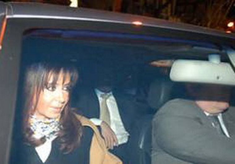 Cristina, saliendo de la casa de Alfonsín. Foto: Agencias