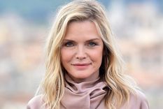 Michelle Pfeiffer adoptó a su hija mayor, Claudia, en marzo de 1993.