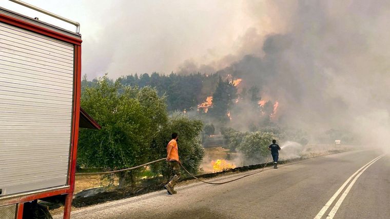 Las llamas, en Grecia, crecen con los vientos. Foto: GreekReporter.