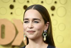 Foto: https://champagneandshade.com/2022/02/05/emilia-clarke-sparks-weight-worries-in-street-photos/