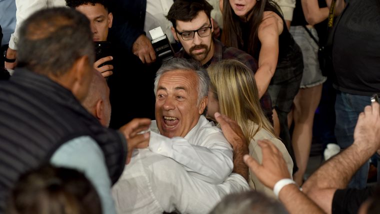El gobernador Alfredo Cornejo, en el bunker del Frente Cambia Mendoza - La Libertad Avanza. El gobernador Alfredo Cornejo, en el bunker del Frente Cambia Mendoza - La Libertad Avanza.