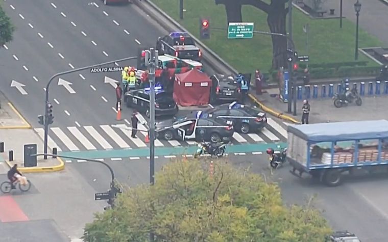 La avenida 9 de Julio continúa con tránsito reducido hasta que las autoridades finalicen el operativo. 