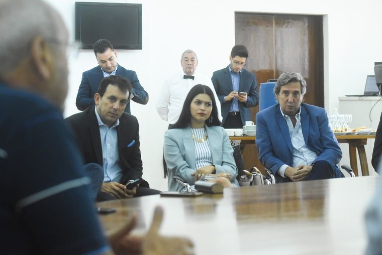 La intendente de Santa Rosa, Flor Destéfanis, acompañada de varios colegas.