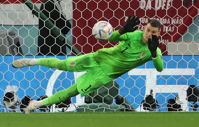 Dominik Livakovic El arquero croata, otra vez figura, detuvo un penal y Croacia dejó afuera a Brasil. Foto: EFE