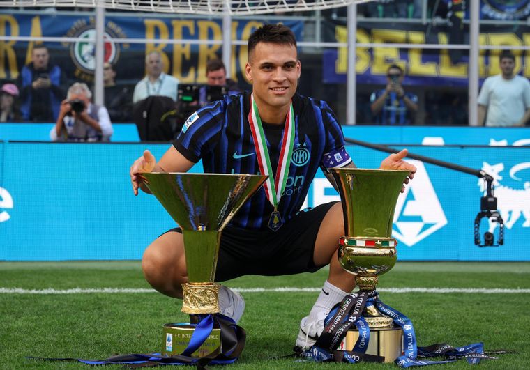 Lautaro Martínez posa con los dos trofeos que ganó en la temporada: el Scudetto de la Serie A 2025/2026 y la Copa Italia 2025/2026.