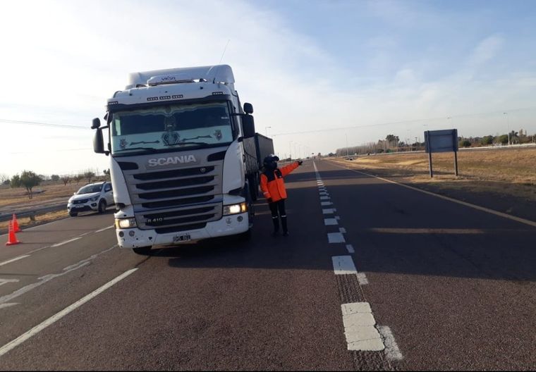 El vuelco del camión produjo un desvío en la Ruta 7 a la altura de Santa Rosa