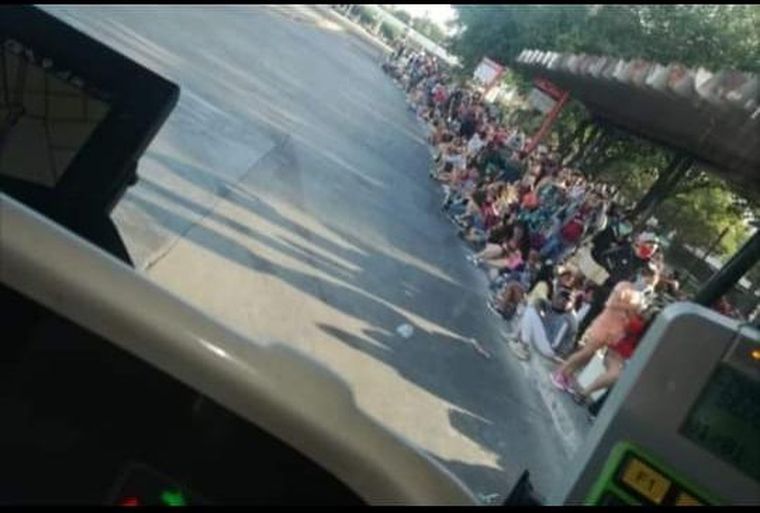 Sin protección ¿Cómo no contagiarse si para tomar un colectivo hay que pasar por aquí?