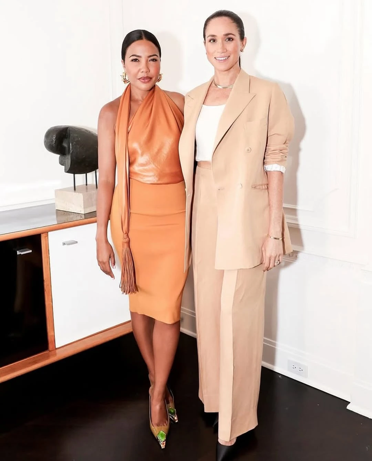 Meghan Markle brilló con un traje neutro y accesorios discretos pero imponentes. Meghan Markle brilló con un traje neutro y accesorios discretos pero imponentes.