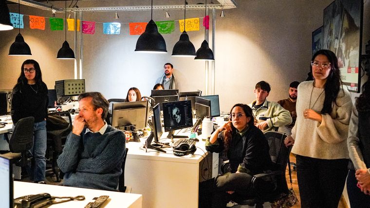 Un parate en el trabajo diario para celebrar los cumpleaños. Un parate en el trabajo diario para celebrar los cumpleaños.