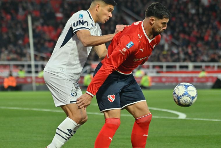 Duelo guaraní. El paraguayo Iván Villalba, defensor de Independiente Rivadavia, marca a presión a su compatriota Gabriel Ávalos, del Rojo de Avellaneda.&nbsp;&nbsp;