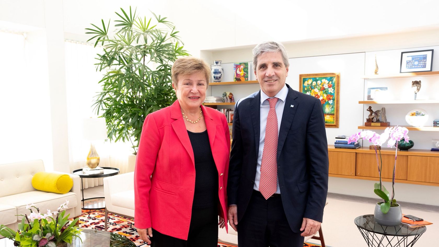 Luis Caputo junto a la titular del FMI, Kristalina Georgieva