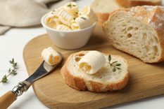 Mantequilla de hierbas casera y baguettes: la combinación ideal Foto: Shutterstock